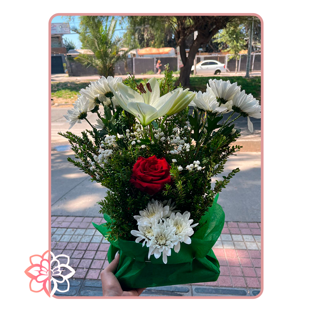 Arreglo Floral Elegante con Lirio Blanco, Rosa Roja y Margaritas