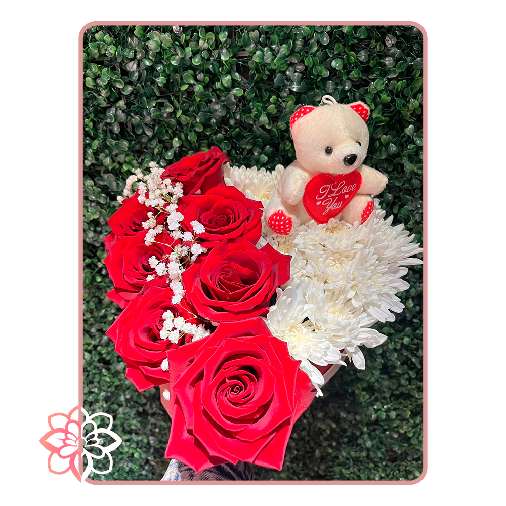 Arreglo de Corazón con Rosas y Maules Blancos