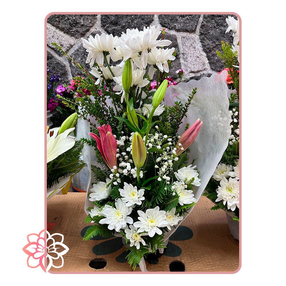Arreglo Floral Elegante con Flores Blancas y Lilum