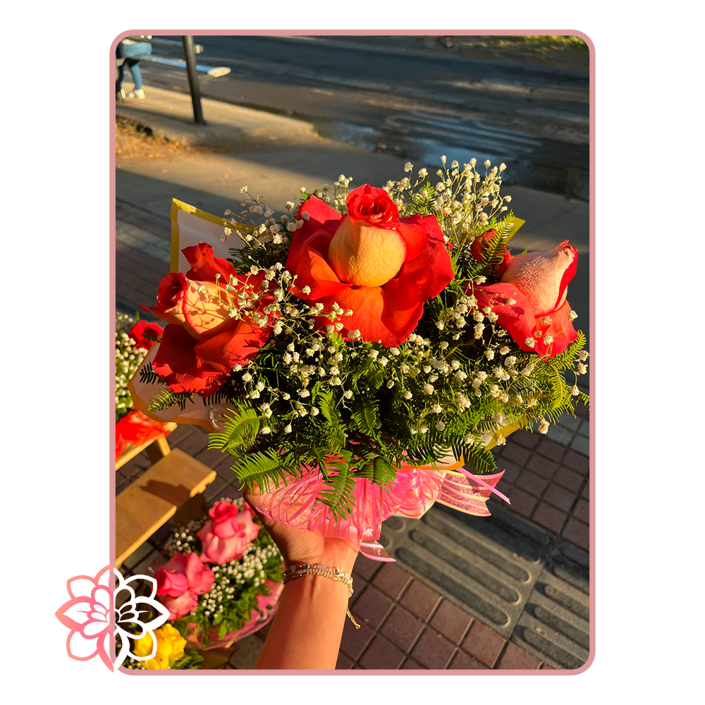 Arreglo Floral con Rosas Bicolor y Toques Naturales