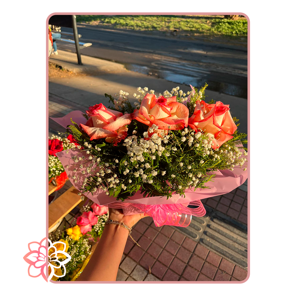 Arreglo Floral Clásico con Rosas Rojas y Gypsophila