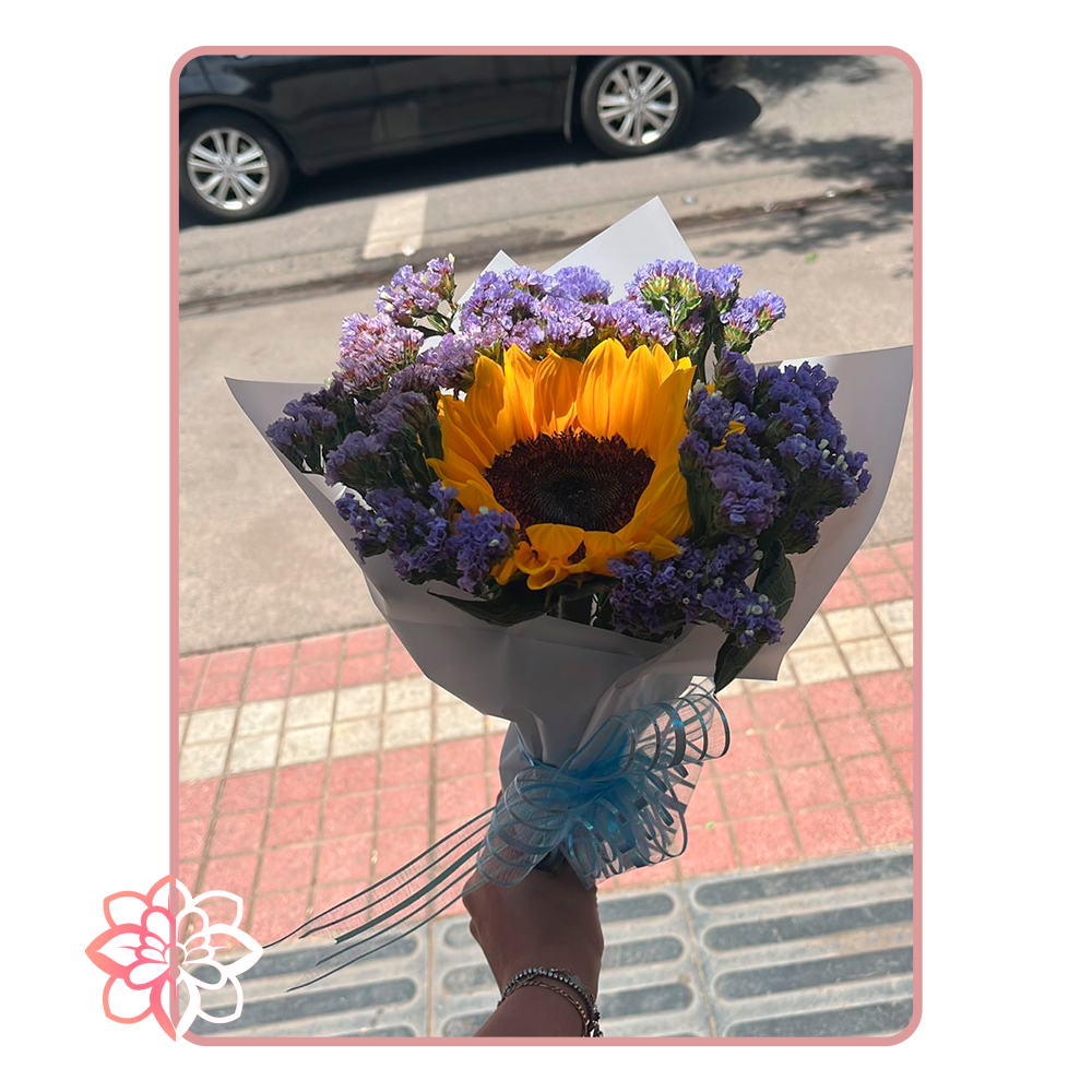 Ramo de Girasol con Flores Lilas – Luz, Alegría y Frescura Natural