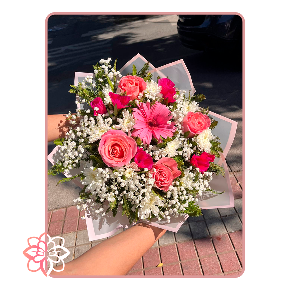 Ramo con Gerberas Rosadas y Rosas Hermosas