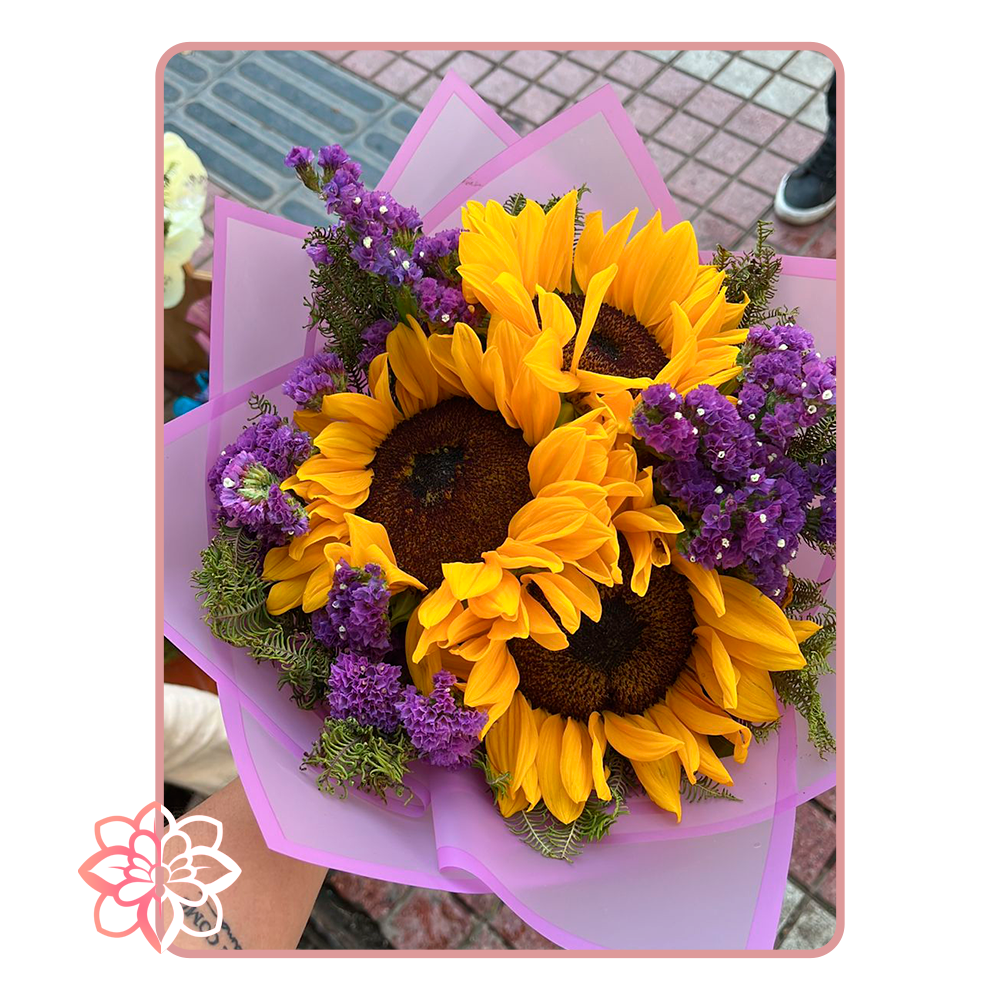 Ramo de Girasoles con Flores Moradas – Energía y Alegría Natural