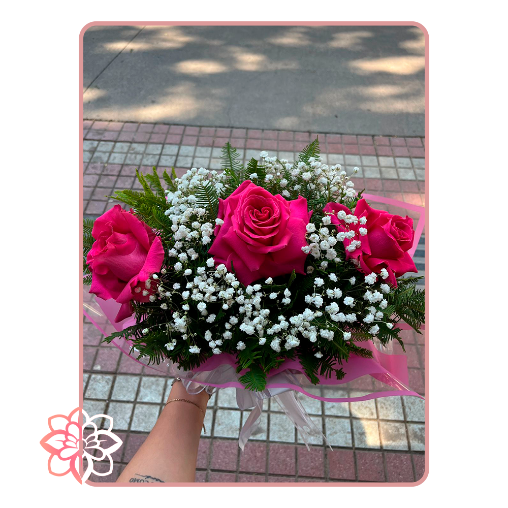 Arreglo Floral con Rosas Fucsia y Gypsophila