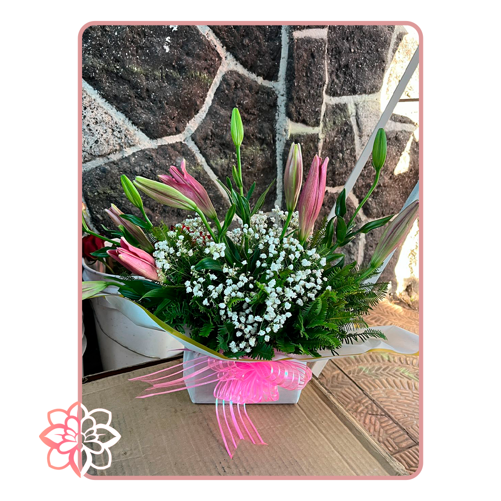 Arreglo Floral con Lirios Rosados y Gypsophila
