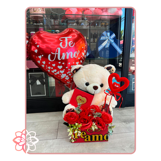 Caja Romántica “Te Amo” con Peluche, Rosas y Globo