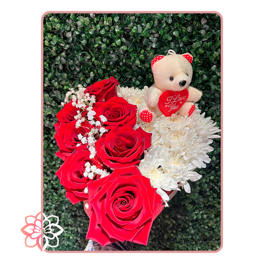 Arreglo de Corazón con Rosas y Maules Blancos