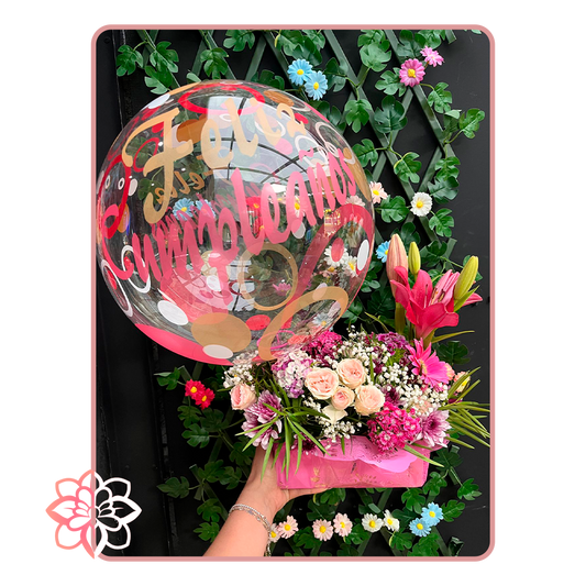 Arreglo de Cumpleaños con Lilium Rosados y Globo Burbuja