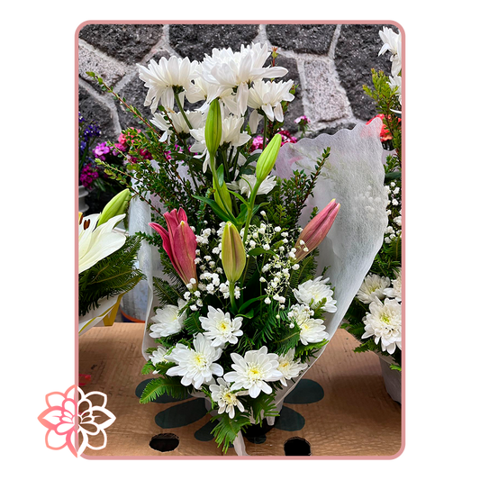 Arreglo Floral Elegante con Flores Blancas y Lilum
