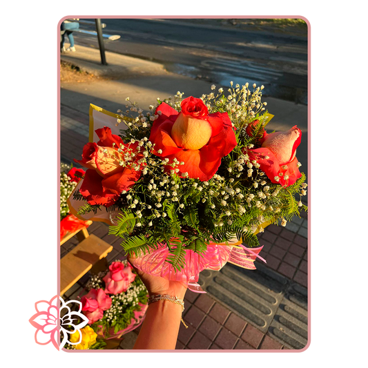 Arreglo Floral con Rosas Bicolor y Toques Naturales