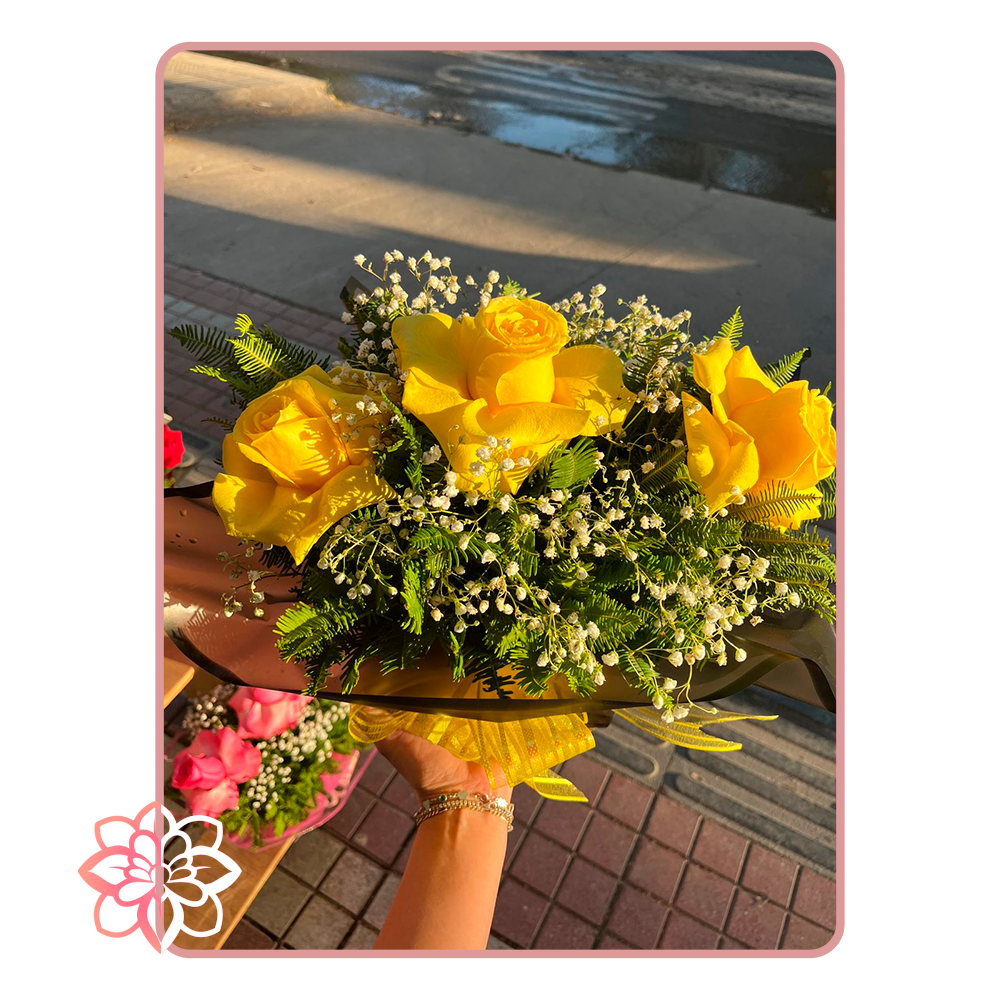 Arreglo Floral con Rosas Amarillas y Follaje Natural