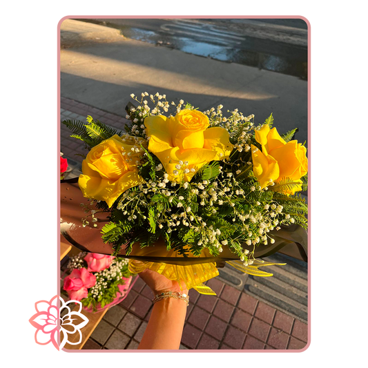 Arreglo Floral con Rosas Amarillas y Follaje Natural