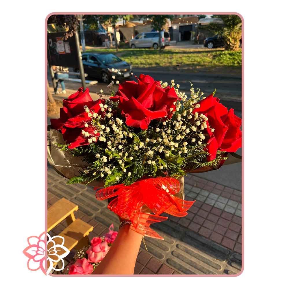 Arreglo Floral Clásico con Rosas Rojas y Gypsophila
