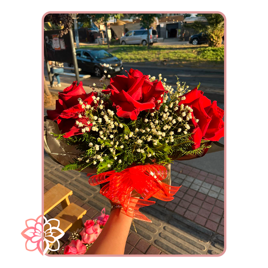 Arreglo Floral Clásico con Rosas Rojas y Gypsophila