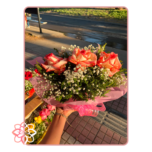 Arreglo Floral Clásico con Rosas Rojas y Gypsophila
