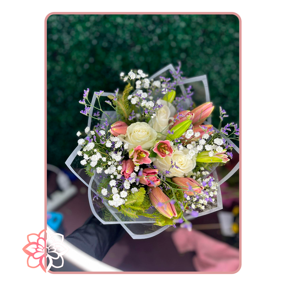 Hermoso Ramo con Rosas Blancas y Lilium Rosados Naturales