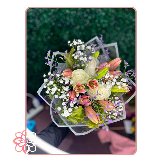 Hermoso Ramo con Rosas Blancas y Lilium Rosados Naturales