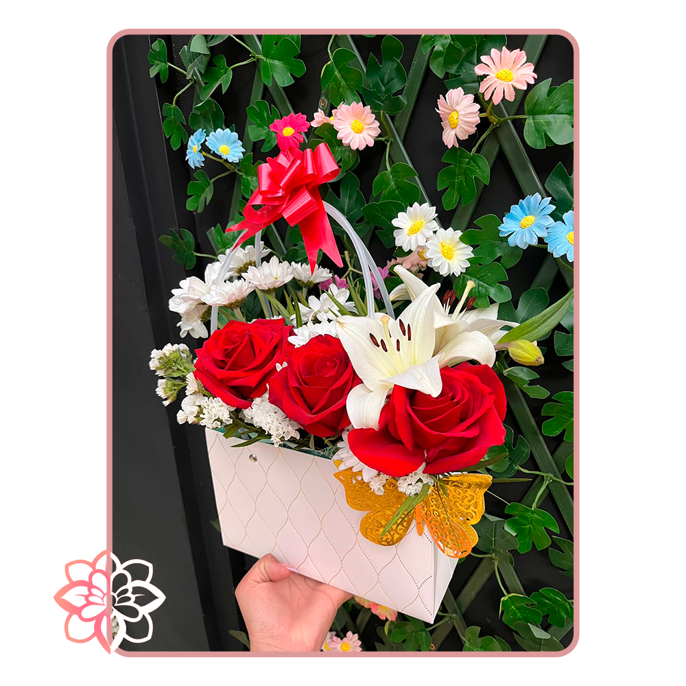 Bolsa de Regalo con Rosas Rojas y Lilium Blanco