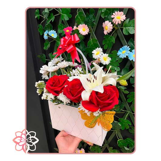 Bolsa de Regalo con Rosas Rojas y Lilium Blanco