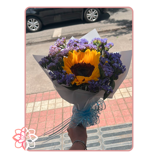 Ramo de Girasol con Flores Lilas – Luz, Alegría y Frescura Natural