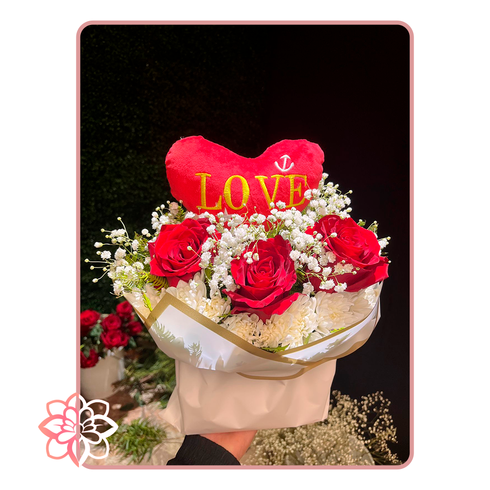 Hermoso Arreglo con Rosas y un Corazón