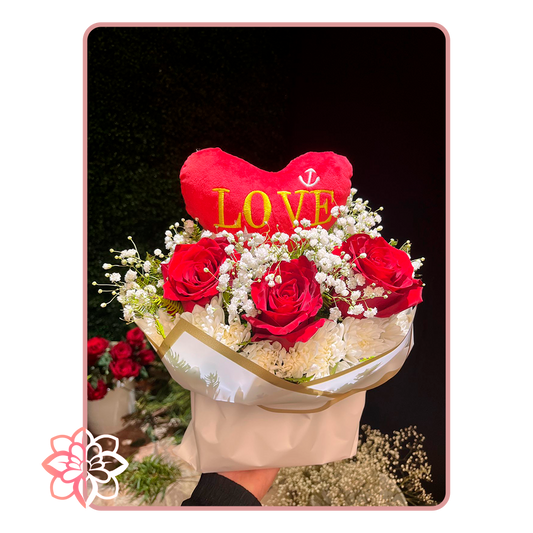 Hermoso Arreglo con Rosas y un Corazón