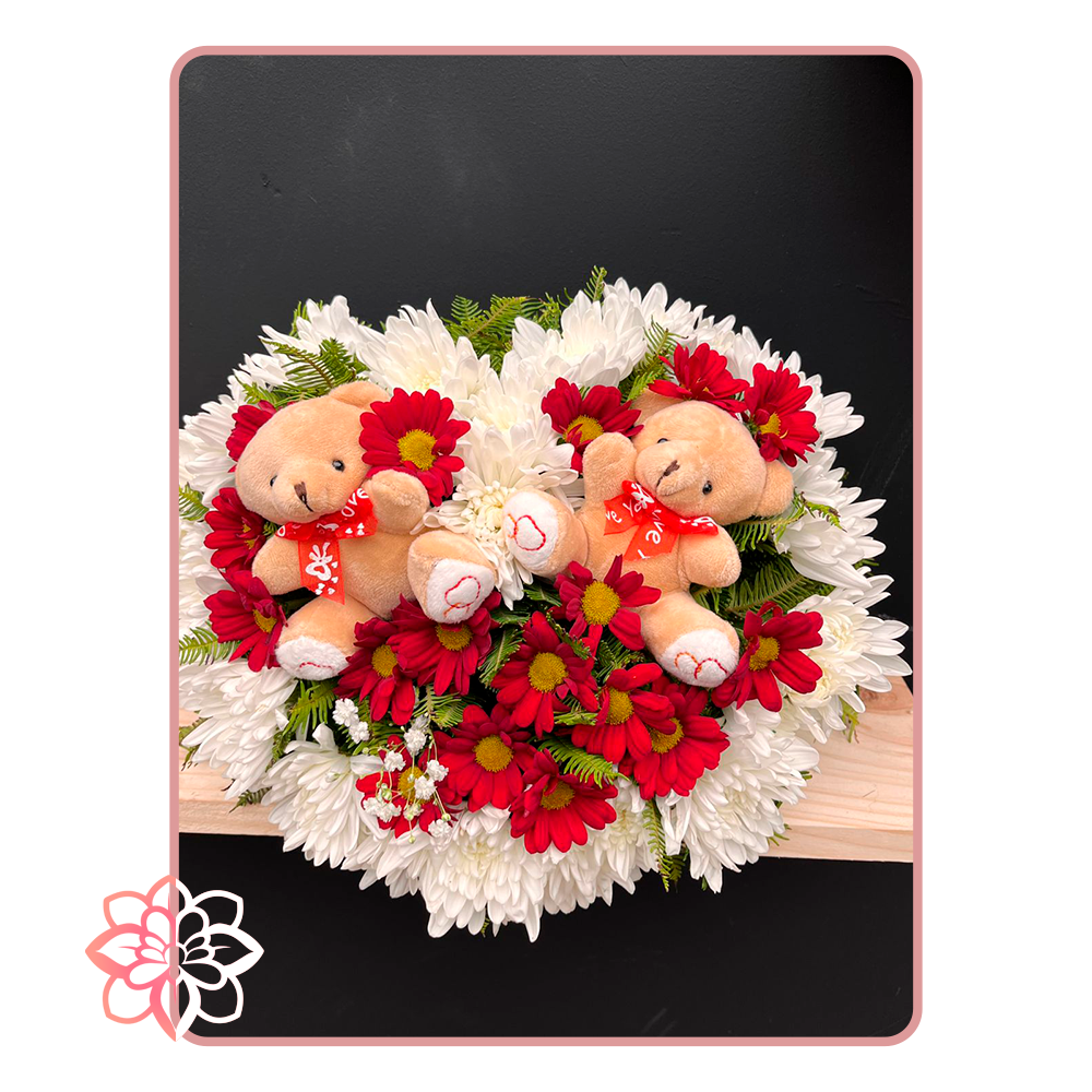 Hermoso Arreglo de Corazón con Ositos y Flores