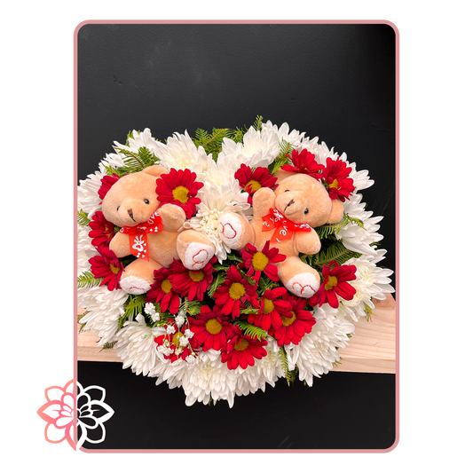 Hermoso Arreglo de Corazón con Ositos y Flores