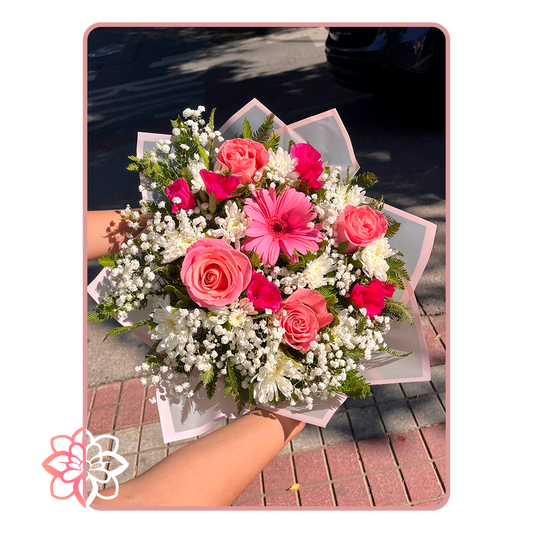 Ramo con Gerberas Rosadas y Rosas Hermosas