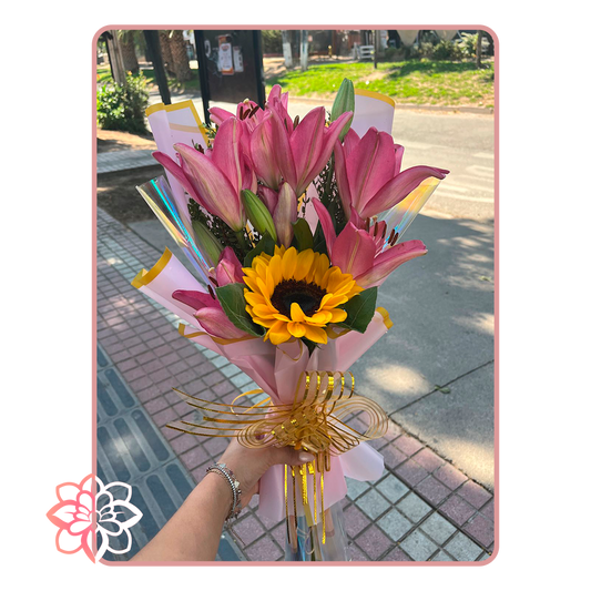 Ramo Floral con Lilium Rosados y Girasol – Alegría y Elegancia Natural