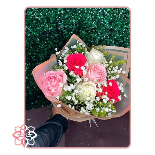 Hermoso Ramo de Rosas Rosadas y Blancas con Gypsophila