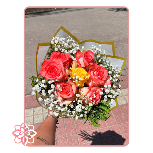 Hermoso Ramo con Rosas y Flores de Ilusión