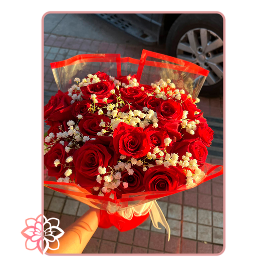 Hermoso Ramo de 24 Rosas Rojas con Flores de Ilusión