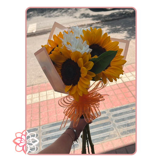 Ramo de Girasoles Naturales con Flores Blancas – Alegría y Elegancia